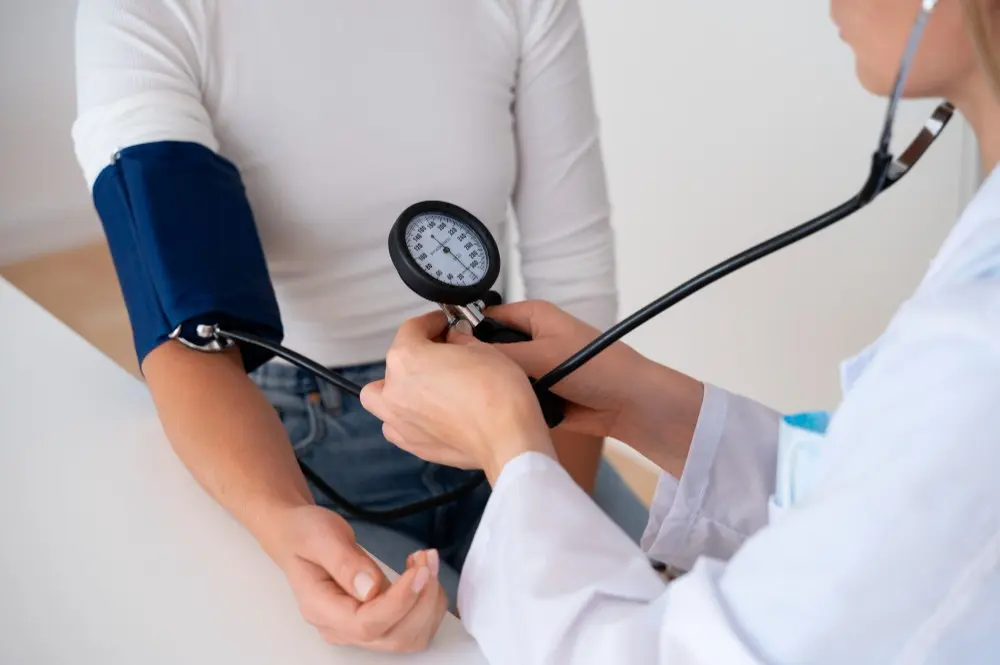 Low Blood Pressure Symptoms: लक्षण, जैसे हाथ-पैर में कंपन, थकान और कमजोरी, बहुत गंभीर हो सकते हैं और उन्हें नजरअंदाज करना भारी पड़ सकता है