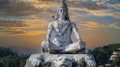 Mahashivratri 2025: शिवलिंग को पहली बार किसने पूजा था? इसका सीधा सम्बन्ध महाशिवरात्रि से है