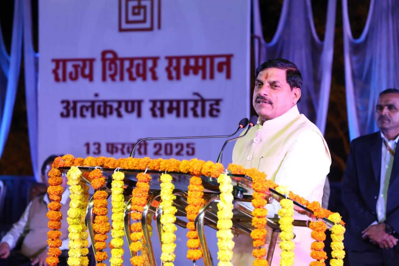 CM Mohan Yadav ने 15 कला मनीषियों को राज्य शिखर सम्मान प्रदान किए 