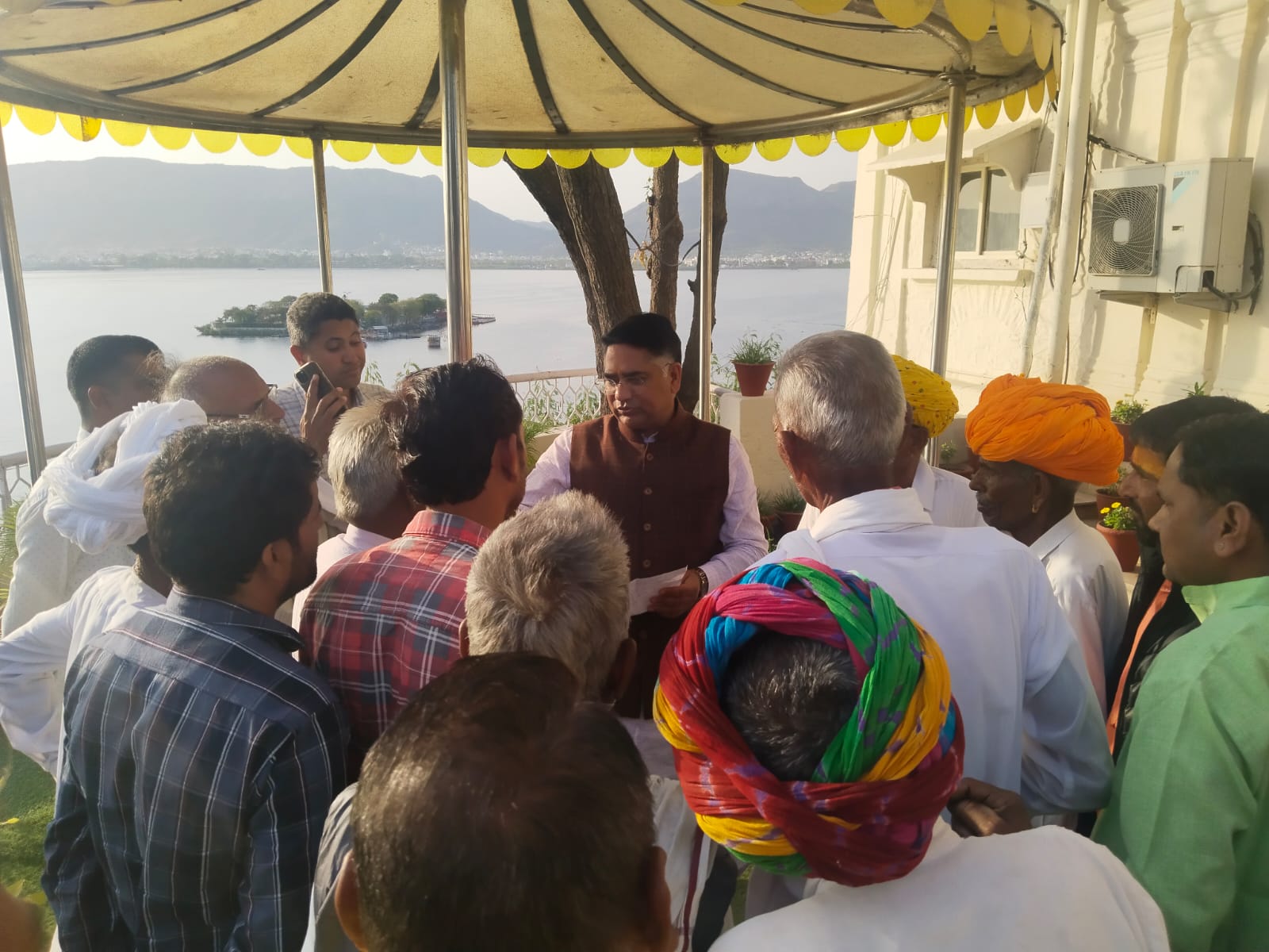 जल संसाधन मंत्री सुरेश सिंह रावत ने अजमेर के सर्किट हाउस में जनसमस्याओं को सुनकर जनता को राहत दी