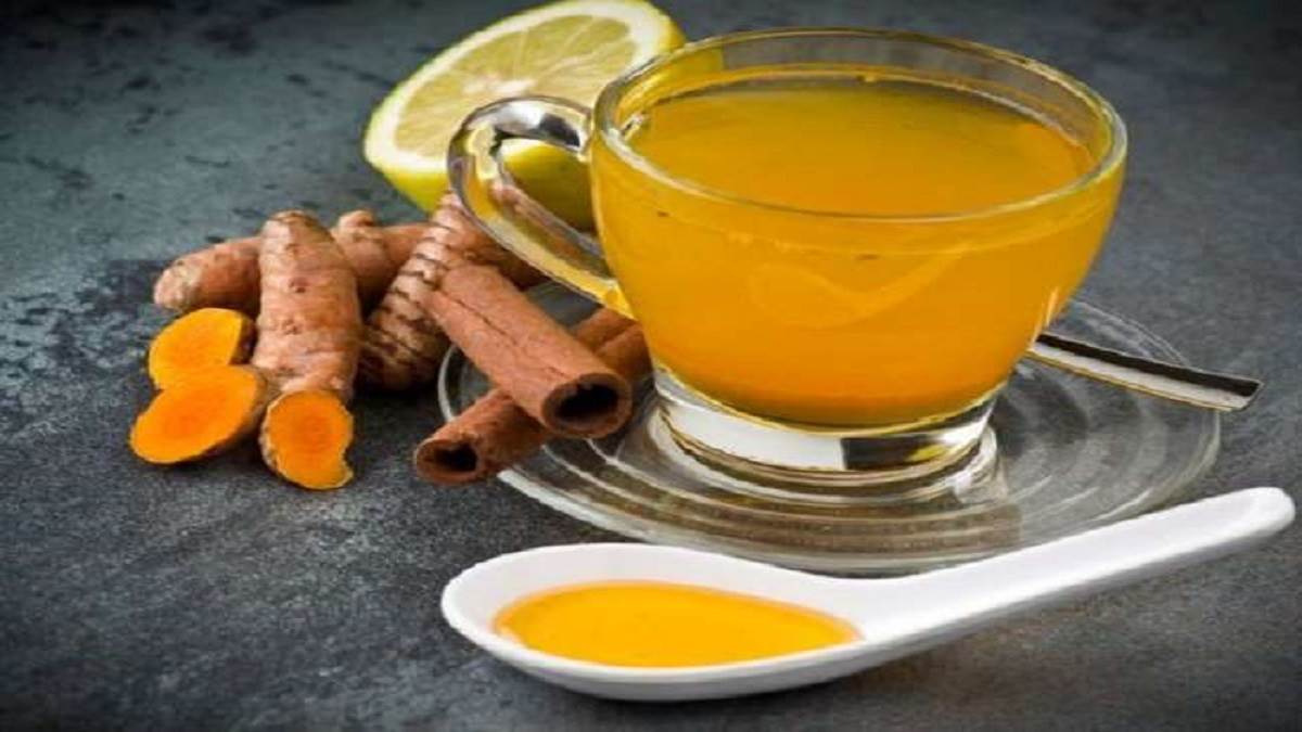 Weight Loss By Ayurveda: सुबह खाली पेट हल्दी, अदरक और करी पत्ता चबाकर मोटापा कम करने का ये आयुर्वेदिक तरीका लाभदायक