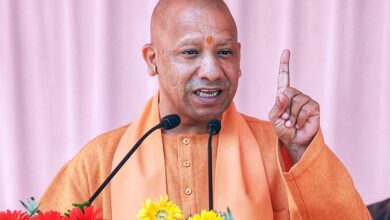 CM Yogi Adityanath ने दिए सख्त निर्देश, ई-रिक्शा चालकों का वैरिफिकेशन हो और सड़क किनारे शराब की दुकानें न हों