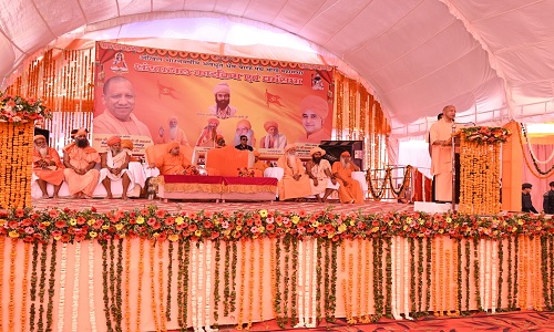 CM Yogi Adityanath की संतों से अपील, कम से कम मोबाइल का उपयोग करें; यह जो दिखता है वो जरूरी नहीं सच हो...