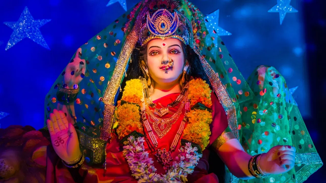 Chaitra Navratri 2025: चैत्र नवरात्रि के नौ दिनों में इन नौ रंगों का खास महत्व है; जानें किस दिन किस रंग के कपड़े पहनें