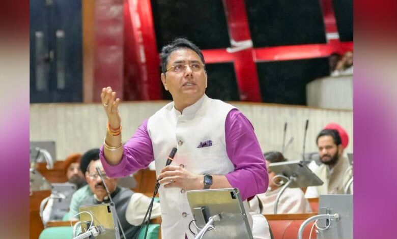 Aman Arora ने अगले दो वित्त वर्षों में सरकारी भवनों पर 100 मेगावाट सौर पीवी पैनल लगाने की PEDA की महत्वाकांक्षी योजना साझा की