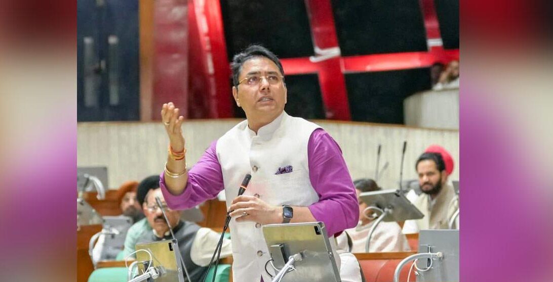 Aman Arora ने अगले दो वित्त वर्षों में सरकारी भवनों पर 100 मेगावाट सौर पीवी पैनल लगाने की PEDA की महत्वाकांक्षी योजना साझा की
