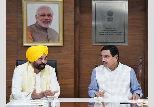 CM Bhagwant Mann ने केंद्रीय मंत्री प्रहलाद जोशी से राज्य से अनाज की आवाजाही को तेज करने की मांग की। 1 CM Bhagwant Mann ने केंद्रीय मंत्री प्रहलाद जोशी से राज्य से अनाज की आवाजाही को तेज करने की मांग की।