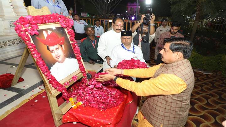 CM Mohan Yadav ने पूर्व केंद्रीय मंत्री स्व. माधवराव सिंधिया की प्रतिमा पर पुष्पांजलि अर्पित की