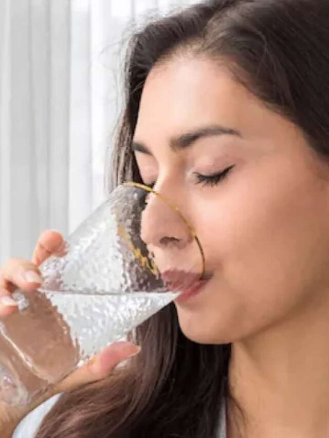सुबह खाली पेट गरम पानी पीने के फायदे, देखे यहाँ
