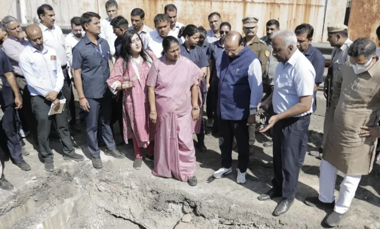 CM Rekha Gupta ने नाले की सफाई में कमी देख हंटर चलाया! सैनीटेशन इंस्पेक्टर बर्खास्त