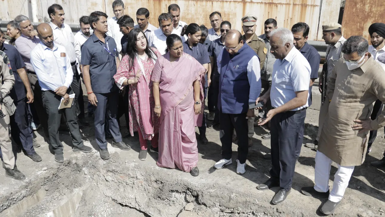 CM Rekha Gupta ने नाले की सफाई में कमी देख हंटर चलाया! सैनीटेशन इंस्पेक्टर बर्खास्त