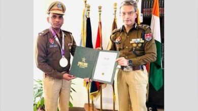 DGP Gaurav Yadav ने एएसआई अशोक कुमार को उनके उत्कृष्ट अभिनय के लिए प्रशस्ति पत्र प्रदान किया