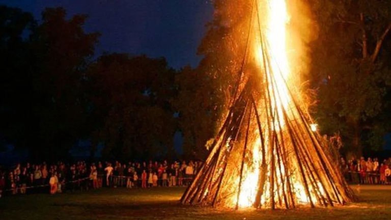 Holika Dahan 2025: किन लोगो को होलिका दहन नहीं देखना चाहिए, वरना जीवन में समस्याएं बढ़ जाएंगी