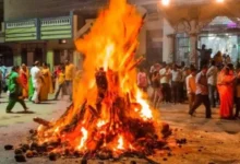 Holika Dahan 2025 Niyam: होली दहन में ये चीजें न डालें, वरना जीवन बर्बाद हो जाएगा; जानें अग्नि में क्या चढ़ाना चाहिए