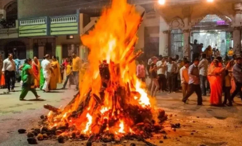 Holika Dahan 2025 Niyam: होली दहन में ये चीजें न डालें, वरना जीवन बर्बाद हो जाएगा; जानें अग्नि में क्या चढ़ाना चाहिए