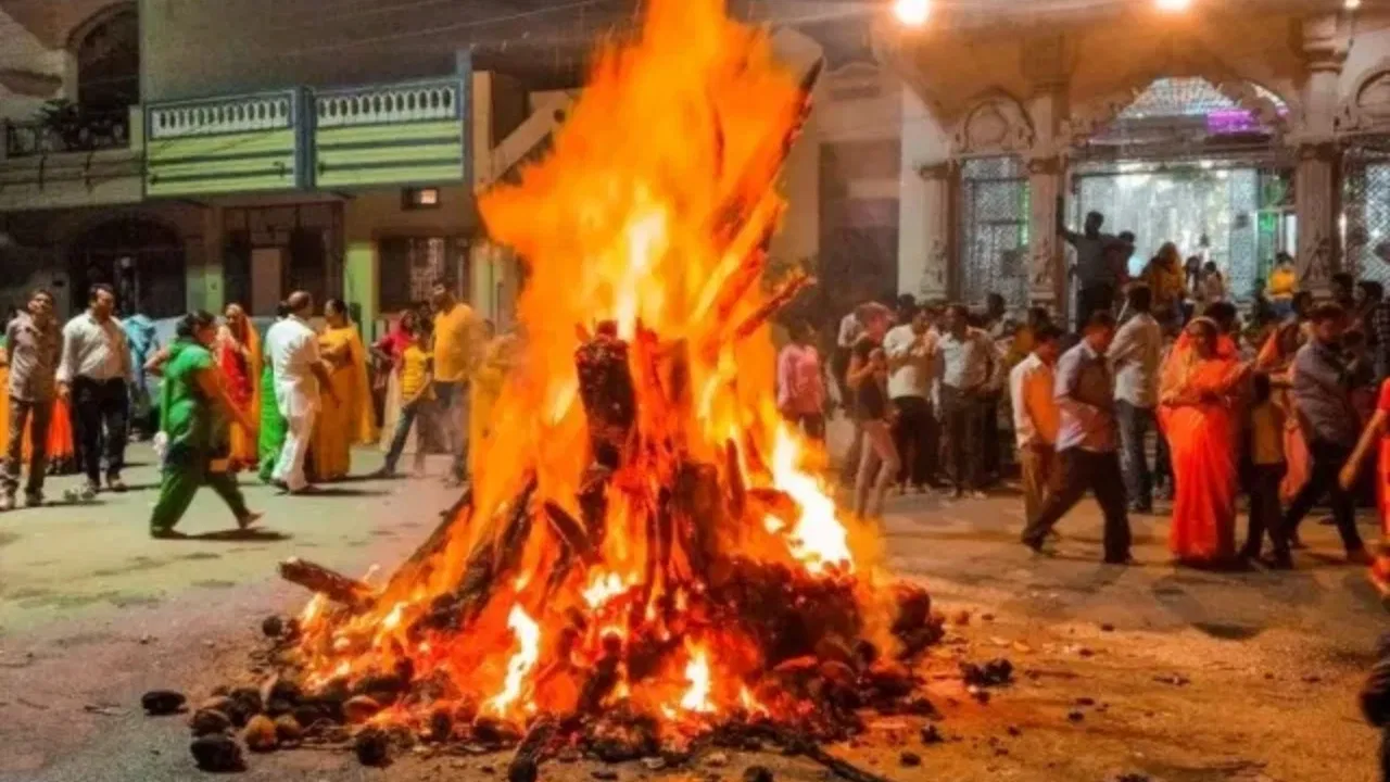 Holika Dahan 2025 Niyam: होली दहन में ये चीजें न डालें, वरना जीवन बर्बाद हो जाएगा; जानें अग्नि में क्या चढ़ाना चाहिए