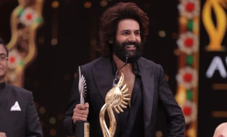 IIFA Awards 2025: इस फिल्म का रहा दबदबा; कार्तिक आर्यन ने बेस्ट एक्टर का अवॉर्ड जीता, देखें विजेताओं की पूरी सूची।