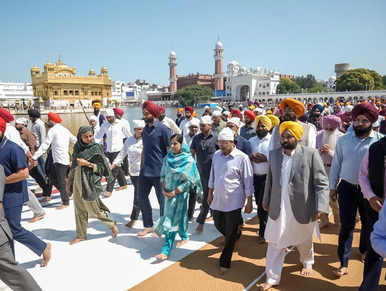 आप संयोजक अरविंद केजरीवाल और सीएम भगवंत मान ने हरमंदिर साहिब, भगवान वाल्मिकी तीर्थ स्थल और श्री दुर्गियाना मंदिर में मत्था टेका