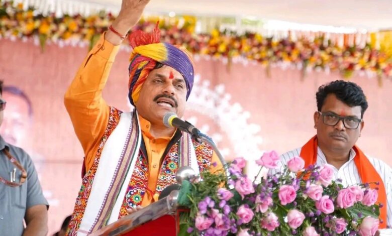 CM Mohan Yadav ने 11 जोड़ो को प्रतीकात्मक रूप से कन्यादान राशि के चेक किये भेंट