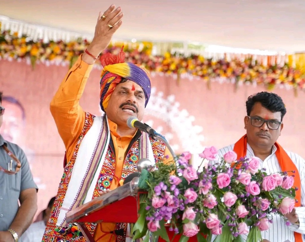 CM Mohan Yadav ने 11 जोड़ो को प्रतीकात्मक रूप से कन्यादान राशि के चेक किये भेंट