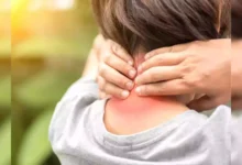 Right Shoulder Neck Pain Causes: दाहिने हाथ और गर्दन में दर्द का क्या कारण है, कहीं ये कोई गंभीर बीमारी का संकेत तो नहीं है?