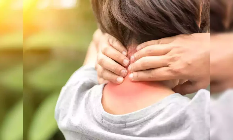 Right Shoulder Neck Pain Causes: दाहिने हाथ और गर्दन में दर्द का क्या कारण है, कहीं ये कोई गंभीर बीमारी का संकेत तो नहीं है?