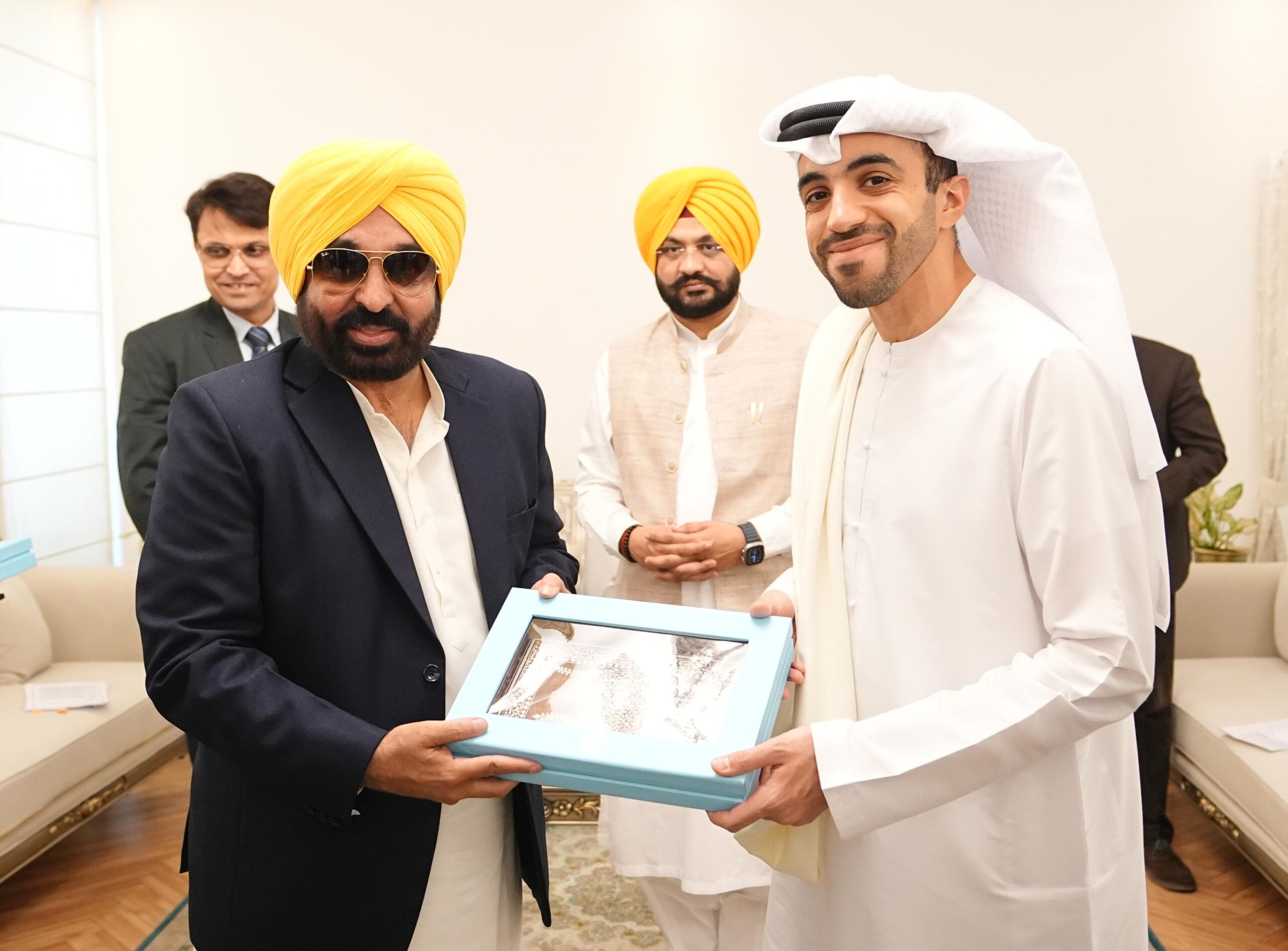 UAE के राजदूत ने CM Bhagwant Mann से मुलाकात की, जिसमें व्यापार, वाणिज्य और हवाई संपर्क पर चर्चा हुई