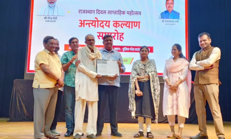 राजस्थान दिवस समारोह में वन मंत्री Sanjay Sharma ने लाभार्थियों को वितरित किए चेक और पट्टे