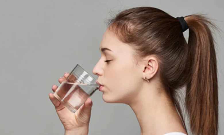Warm Water Benefits: गुनगुना पानी पीने से सेहत को क्या लाभ मिलते हैं, जानें पीने का सही समय