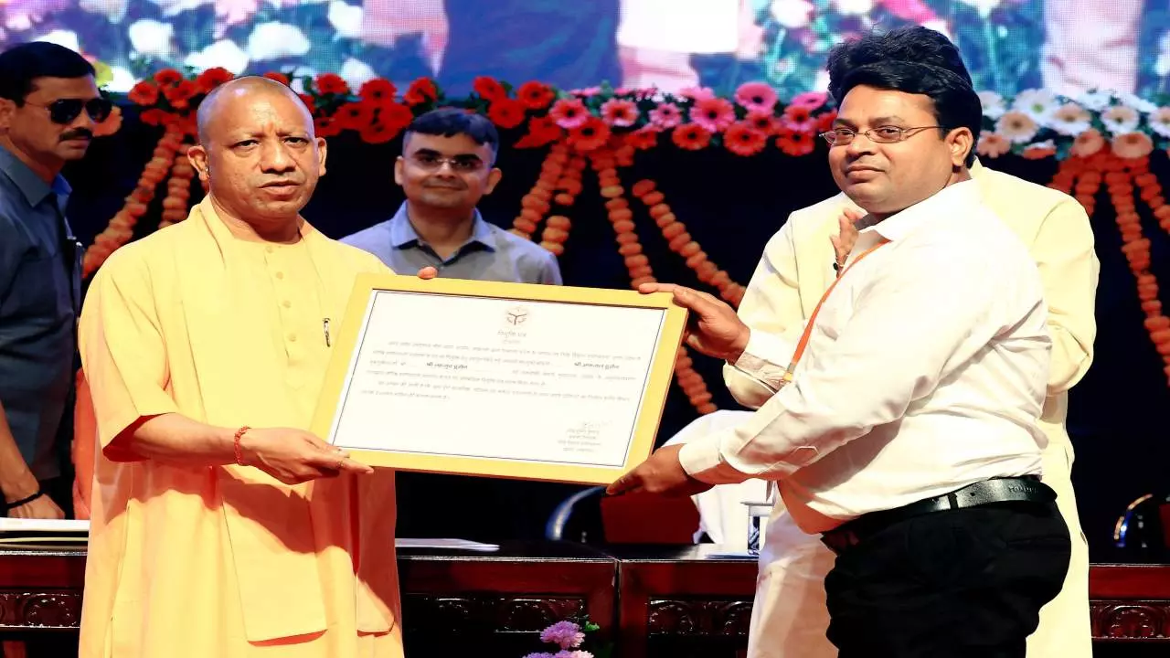 CM Yogi Adityanath ने 283 चिकित्सा अधिकारियों को नियुक्ति पत्र देते हुए कहा कि आठ साल में 8.5 लाख नौकरी मिली