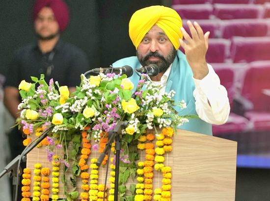 CM Bhagwant Mann: बाजवा बम थ्योरी से लोगों को डरा रहे हैं, किसी अप्रिय घटना का इंतजार कर रहे हैं 1 CM Bhagwant Mann: बाजवा बम थ्योरी से लोगों को डरा रहे हैं, किसी अप्रिय घटना का इंतजार कर रहे हैं