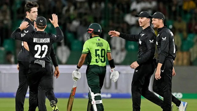 Pak vs NZ मैच में इस बल्लेबाज ने 34 साल पुराना रिकॉर्ड तोड़ा, ऐसा कमाल ODI में किया 1 Pak vs NZ मैच में इस बल्लेबाज ने 34 साल पुराना रिकॉर्ड तोड़ा, ऐसा कमाल ODI में किया