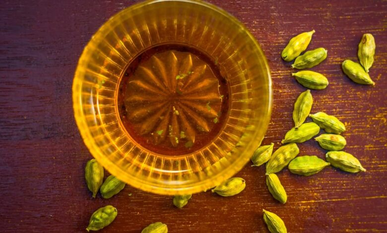 Cardamom Water Health Benefits: कब्ज और एसिडिटी को हर दिन दूर करने के लिए हर सुबह इस हरे मसाले का पानी पिएं 1 Cardamom Water Health Benefits: कब्ज और एसिडिटी को हर दिन दूर करने के लिए हर सुबह इस हरे मसाले का पानी पिएं