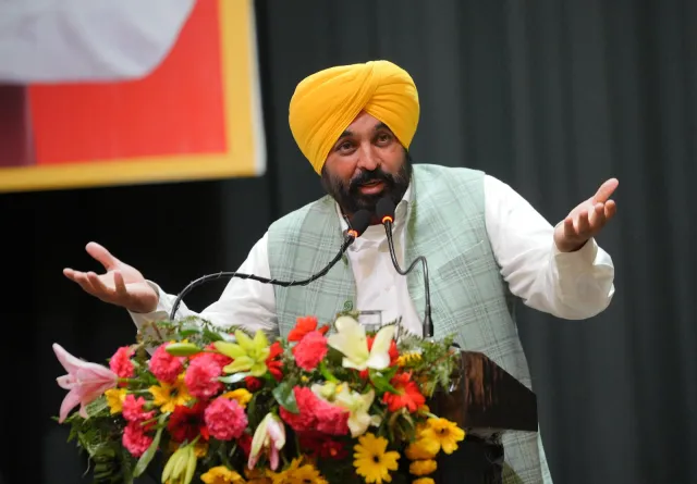 CM Bhagwant Mann ने राज्य भर के पुलिस स्टेशनों के लिए 139 नए वाहनों को हरी झंडी दिखाई 1 CM Bhagwant Mann ने राज्य भर के पुलिस स्टेशनों के लिए 139 नए वाहनों को हरी झंडी दिखाई