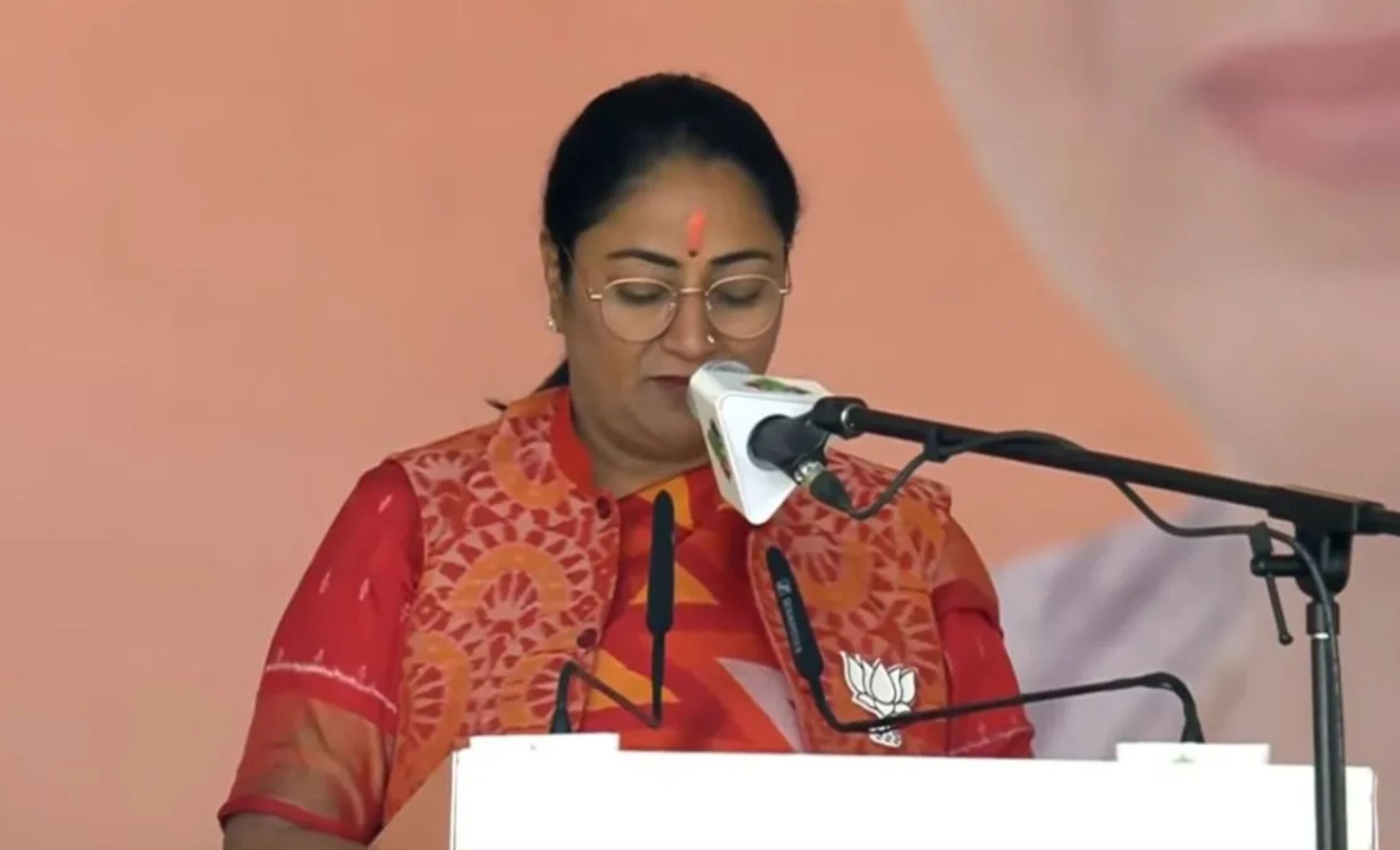 CM Rekha Gupta ने कई महत्वपूर्ण घोषणा कीं; "दिल्ली की सड़कों पर 2026 तक दौड़ेंगी 11000 बसें।"