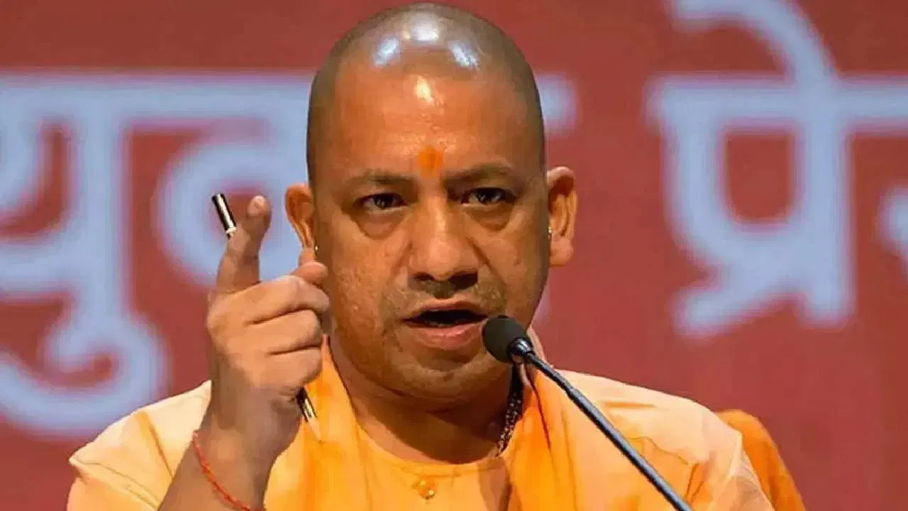 CM Yogi Adityanath ने प्रस्ताव बनाने के निर्देश दिए, सरकार प्रयागराज के नाविकों को सीएनजी नाव का तोहफा देगी