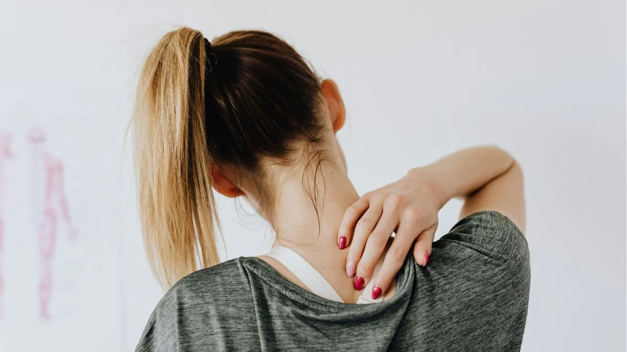 Cervical Pain Exercises: सर्वाइकल के दर्द से जीना मुश्किल हुआ, इसलिए ये एक्सरसाइज अपने दिनचर्या में शामिल करें