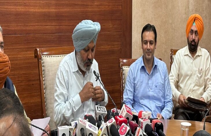 Finance Minister Harpal Singh Cheema ने पंजाब भवन में प्रेस कांफ्रेंस को संबोधित किया