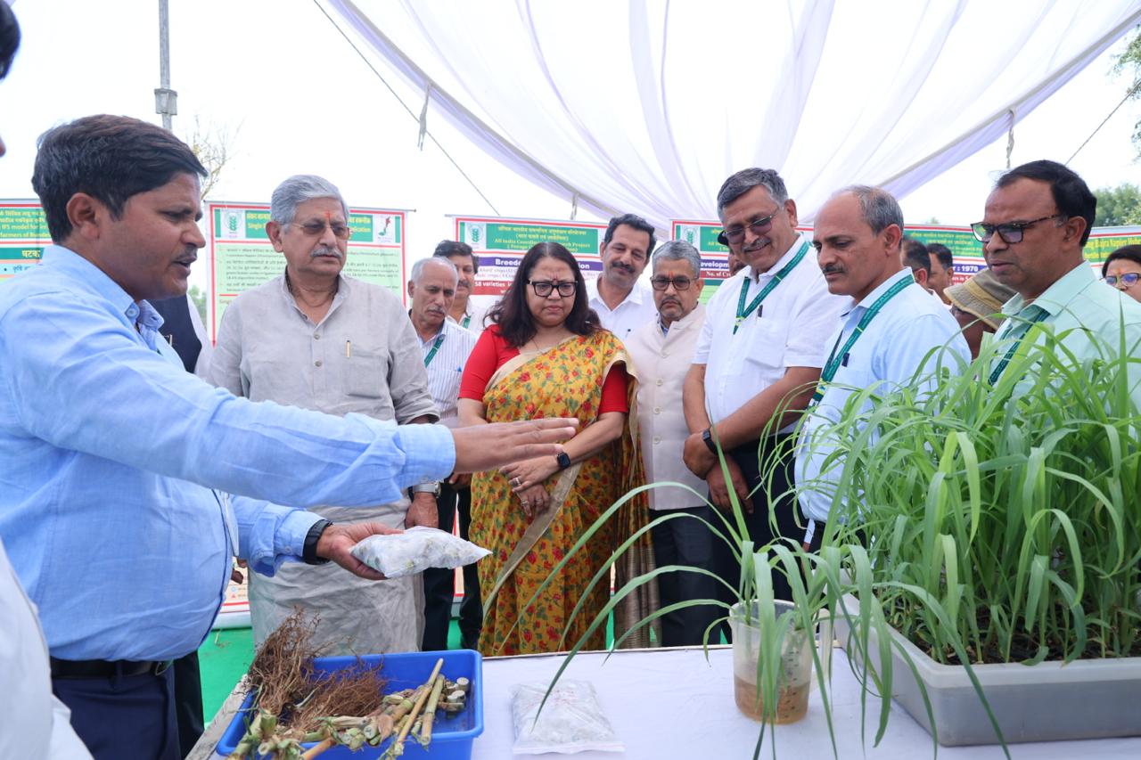 केंद्रीय मंत्री श्री राजीव रंजन सिंह ने झांसी स्थित ICAR–IGFRI में तकनीक आधारित चारे के समाधान पर दिया ज़ोर