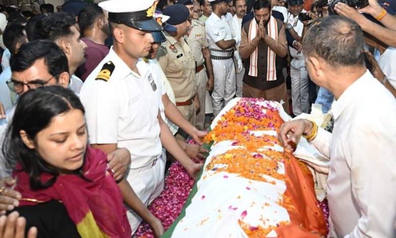 CM Nayab Saini ने भारत माता के जयकारों के बीच सैन्य सम्मान के साथ लेफ्टिनेंट विनय नरवाल को दी श्रद्धांजलि