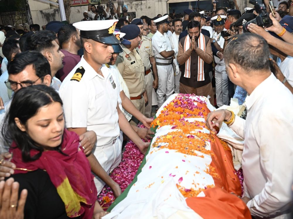 CM Nayab Saini ने भारत माता के जयकारों के बीच सैन्य सम्मान के साथ लेफ्टिनेंट विनय नरवाल को दी श्रद्धांजलि