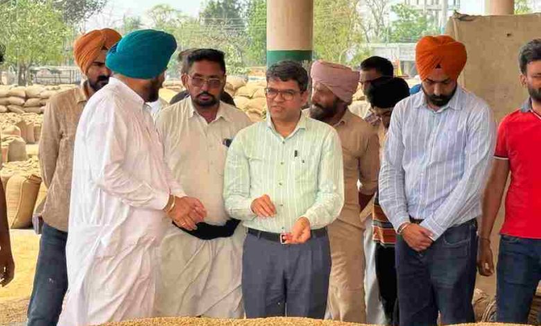 Punjab News: पंजाब मंडी बोर्ड के सचिव रामवीर ने संगरूर जिले की विभिन्न अनाज मंडियों का औचक दौरा किया 1 Punjab News: पंजाब मंडी बोर्ड के सचिव रामवीर ने संगरूर जिले की विभिन्न अनाज मंडियों का औचक दौरा किया