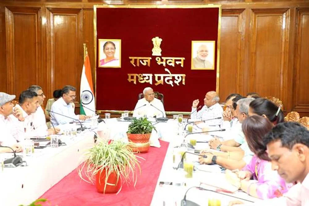 Governor Mangubhai Patel द्वारा वन एवं जनजातीय कार्य विभाग की योजनाओं की समीक्षा