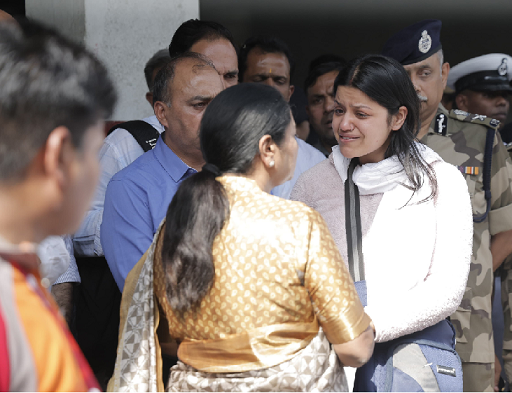 CM Rekha Gupta के विनय नरवाल के परिवार से मिल छलक गए आंसू, CM भावुक दिखाई दी 1 CM Rekha Gupta के विनय नरवाल के परिवार से मिल छलक गए आंसू, CM भावुक दिखाई दी