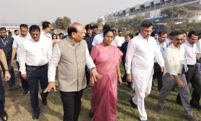 CM Rekha Gupta ने एलजी के साथ दिल्ली के नालों की सफाई का निरीक्षण किया