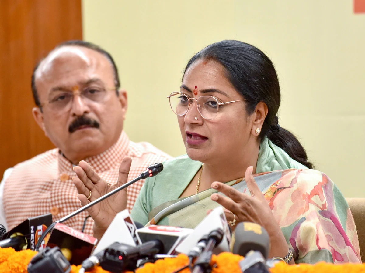 दिल्ली में महिलाओं को कब से 2500 रुपये मिलेंगे? CM Rekha Gupta ने अपडेट दिया और क्यों समय लग रहा हैं वजह बताई