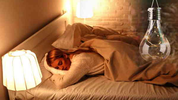 Sleeping Health Tips: लाइट जलाकर सोने पर शरीर पर क्या असर पड़ता है, जानें?