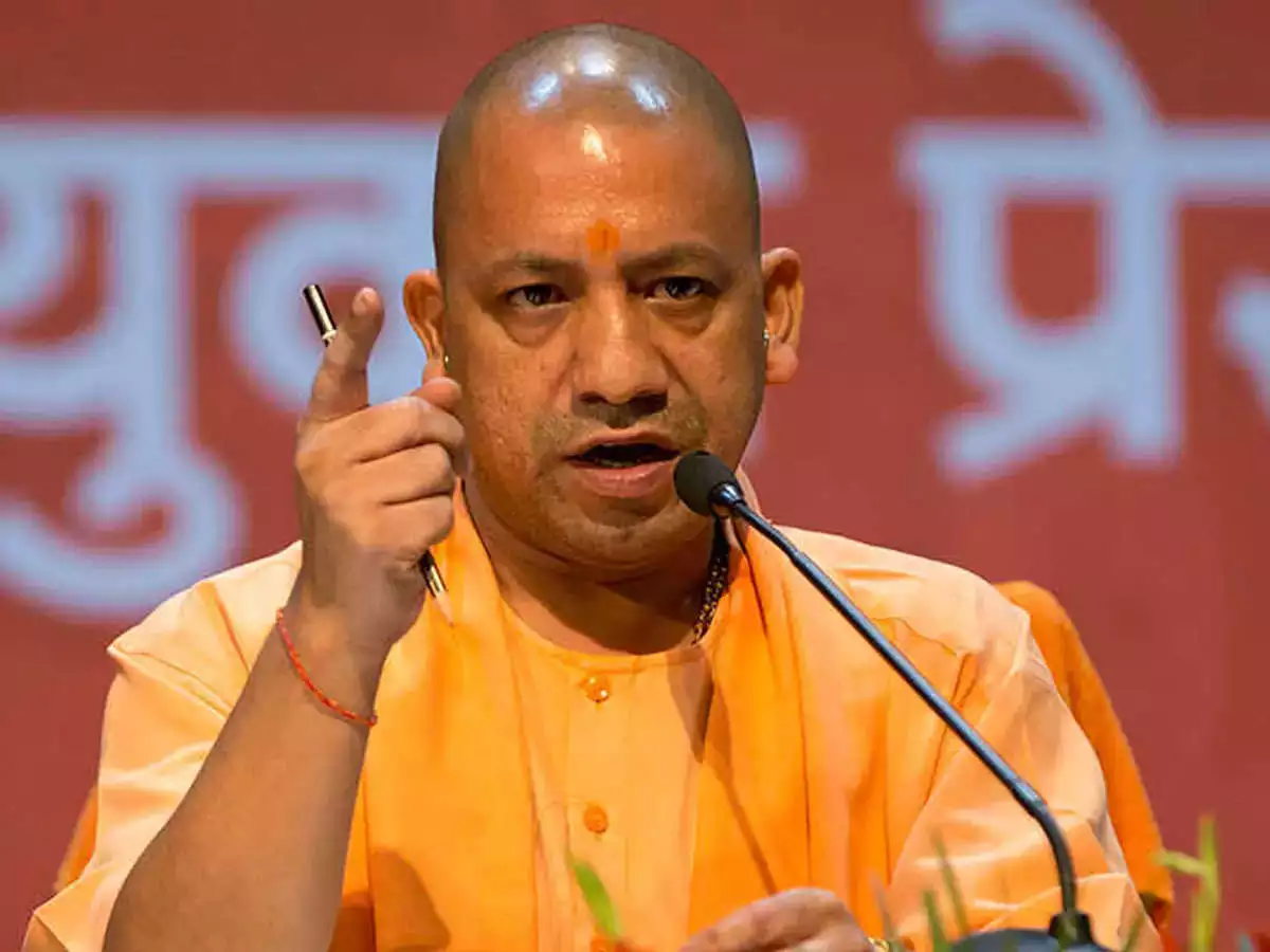 CM Yogi Adityanath ने पीएम आवास योजना में लापरवाही पर कठोर कार्रवाई की, नौ इंजीनियरों की सेवाएं समाप्त