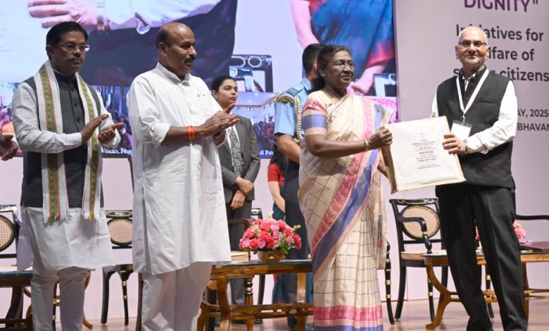 President Draupadi Murmu ने वरिष्ठ नागरिकों के कल्याण के लिए 'बुजुर्गों का सम्मान' पहल पर एक कार्यक्रम की शोभा बढ़ाई