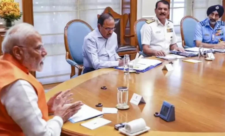 PM Narendra Modi ने एयर चीफ मार्शल से 40 मिनट की मीटिंग में रक्षा मुद्दों पर चर्चा की 1 PM Narendra Modi ने एयर चीफ मार्शल से 40 मिनट की मीटिंग में रक्षा मुद्दों पर चर्चा की